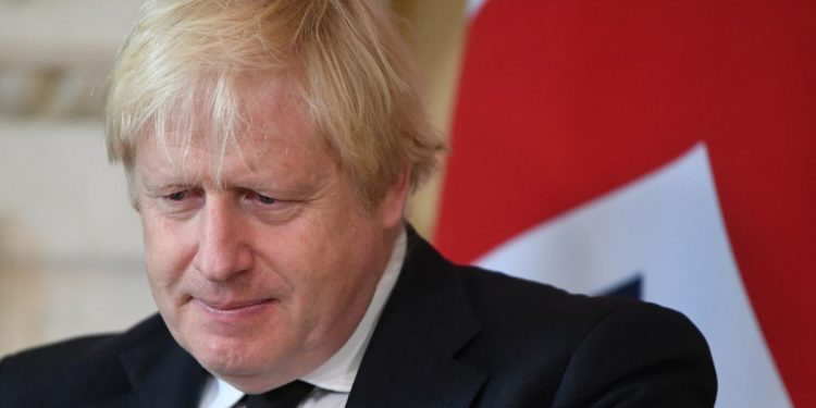 Boris Johnson confirma primera muerte en Reino Unido por Ómicron; primer fallecido en el mundo
