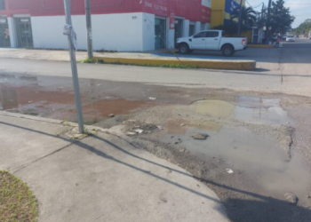 Reportan desbordamiento de aguas negras en colonia Ejidal de Playa del Carmen