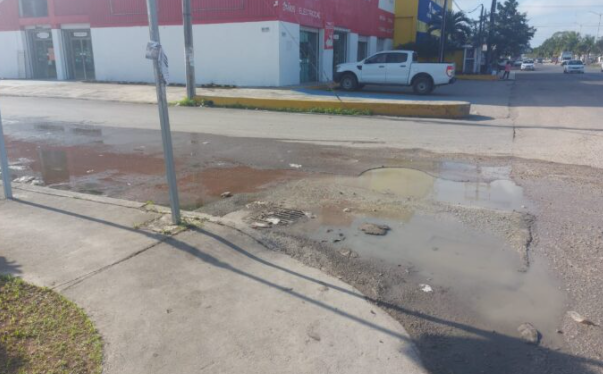 Reportan desbordamiento de aguas negras en colonia Ejidal de Playa del Carmen