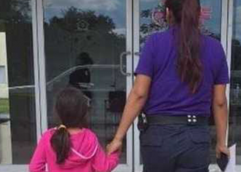 Abandonan en gasolinera de Cancún a niña de seis años