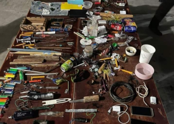 Aseguran armas blancas durante operativo en cárcel de Playa del Carmen