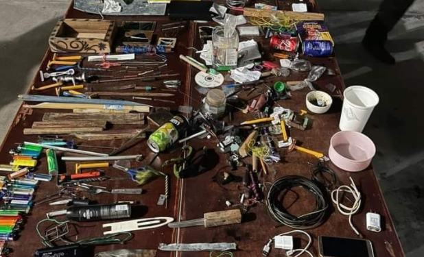 Aseguran armas blancas durante operativo en cárcel de Playa del Carmen