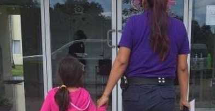 Abandonan en gasolinera de Cancún a niña de seis años