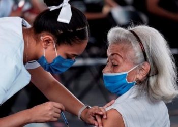 Adultos mayores reciben tercera dosis contra el COVID
