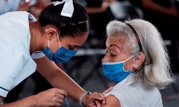 Adultos mayores reciben tercera dosis contra el COVID