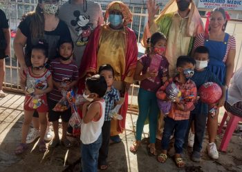 Movimiento 7/11 lleva juguetes a niños de Cancún