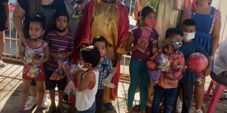 Movimiento 7/11 lleva juguetes a niños de Cancún