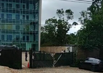 Grupo armado se roba más de 300 mil pesos y una camioneta en Cancún