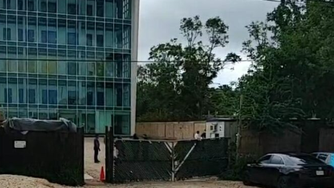 Grupo armado se roba más de 300 mil pesos y una camioneta en Cancún