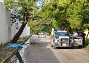 Hombre muere de posibles causas naturales a un costado del panteón ‘Los Olivos’ en Cancún