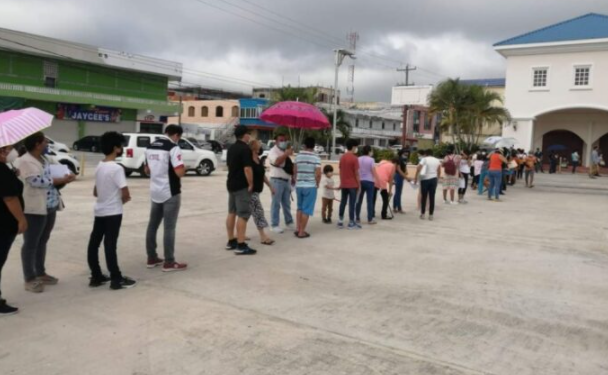 Chetumaleños cruzan a Belice para vacunar a sus hijos contra el Covid