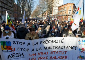 Miles de manifestantes protestan para exigir un aumento salarial en Francia