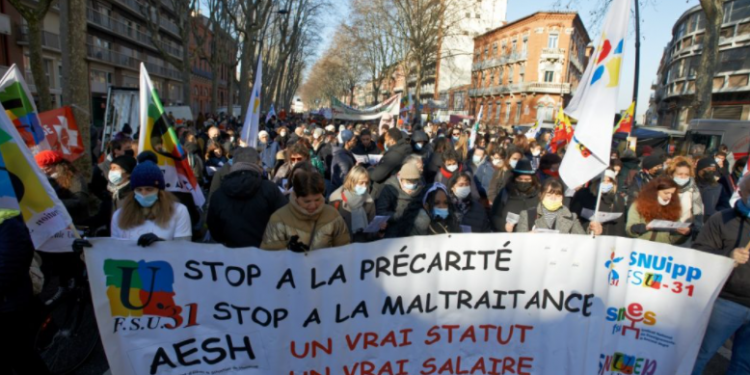 Miles de manifestantes protestan para exigir un aumento salarial en Francia