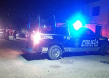 Acribillan la fachada de una casa en Cancún durante la noche