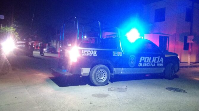Acribillan la fachada de una casa en Cancún durante la noche