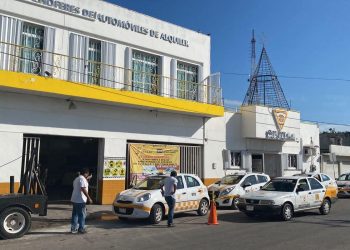 Intensa sanitización de taxis en Chetumal