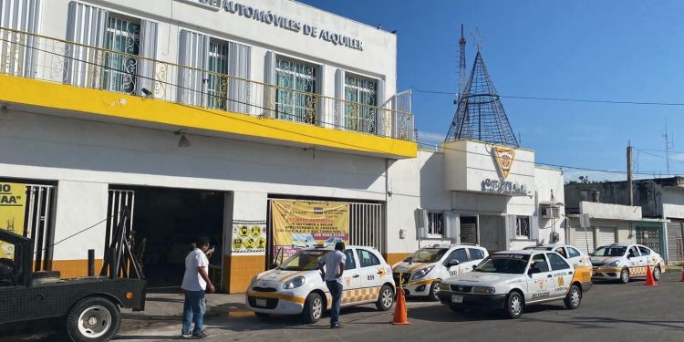 Intensa sanitización de taxis en Chetumal