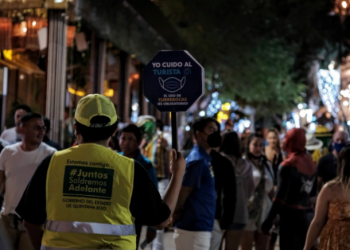 Autoridades piden el uso de cubrebocas a turistas en la Quinta Avenida