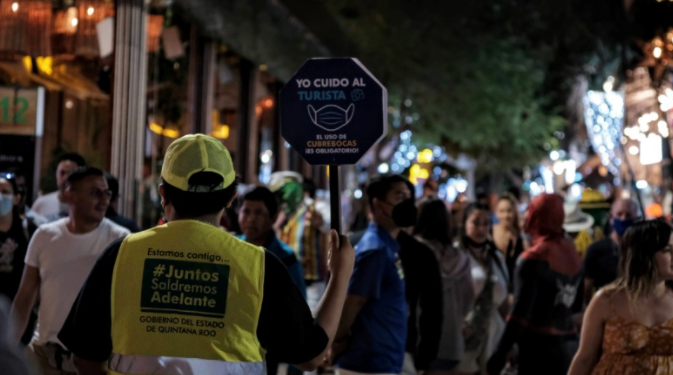 Autoridades piden el uso de cubrebocas a turistas en la Quinta Avenida