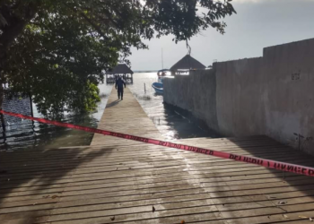 Encuentran el cadáver de una mujer flotando en muelle de la laguna de Bacalar