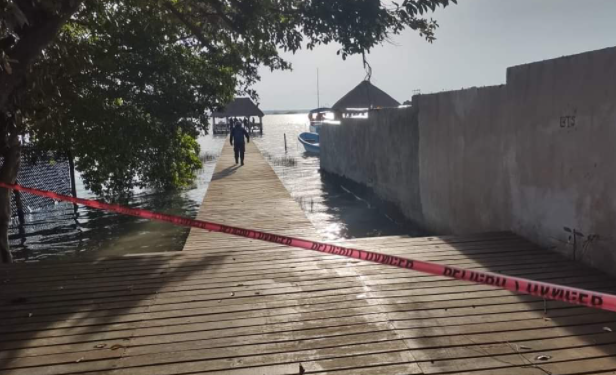 Encuentran el cadáver de una mujer flotando en muelle de la laguna de Bacalar