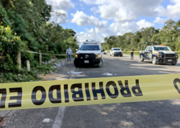 Hallan cuerpo amordazado rumbo a Tulum