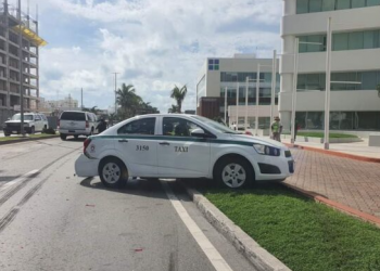 Taxista termina arriba de camellón central en la zona hotelera de Cancún