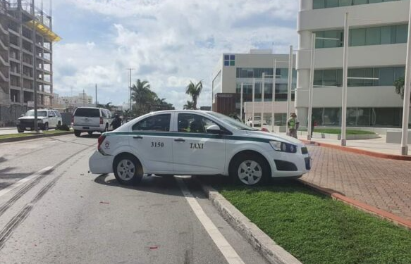 Taxista termina arriba de camellón central en la zona hotelera de Cancún