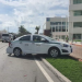 Taxista termina arriba de camellón central en la zona hotelera de Cancún