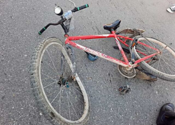 Ciclista es atropellado tras chocar con la puerta de un carro, el responsable se dio a la fuga