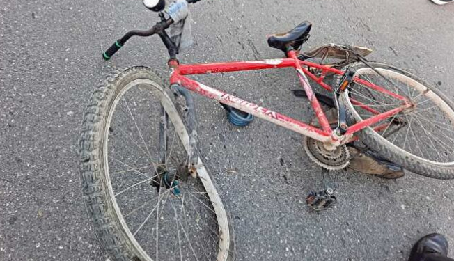 Ciclista es atropellado tras chocar con la puerta de un carro, el responsable se dio a la fuga