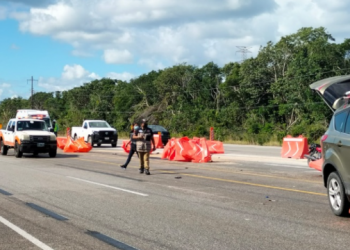 Automóvil termina montado sobre las vallas preventivas de las obras del Tren Maya