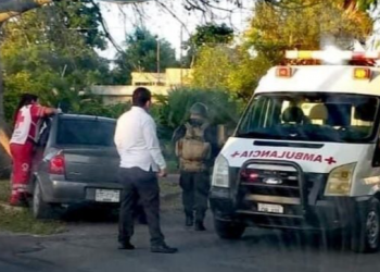 Sujeto muere de posible paro cardiaco mientras conducía en Chetumal
