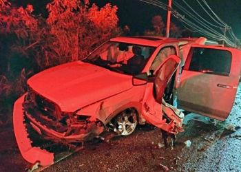Reportan aparatoso accidente automovilístico en carretera de la Riviera Maya