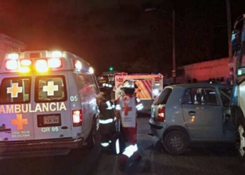Choque entre autobús y auto compacto deja un saldo de 4 lesionados en Cancún