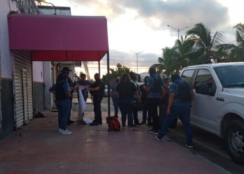 Detienen a dos personas y clausuran un bar durante operativo en Playa del Carmen