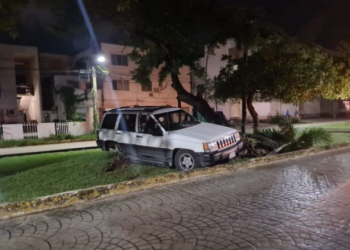 Conductor abandona su camioneta tras perder el control y quedar arriba de un camellón