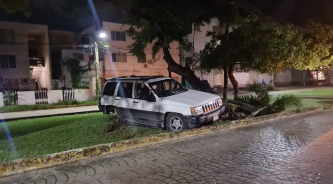 Conductor abandona su camioneta tras perder el control y quedar arriba de un camellón