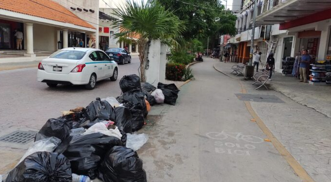 Comienza el acumulo de basura en calles de Playa del Carmen y Puerto Aventuras
