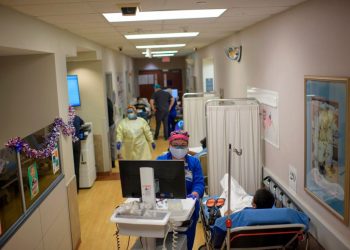 Hospitales de Estados Unidos entran en crisis por nuevos contagios de Ómicron