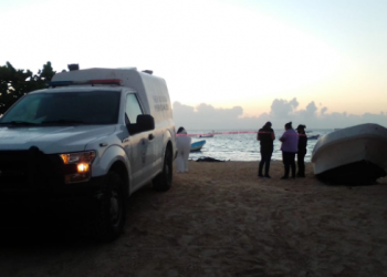 Hallan cuerpo con traje de buzo sobre la arena en Playa del Carmen