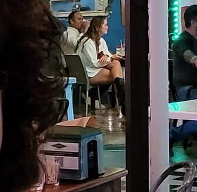 Circulan en redes fotos de diputado federal en un bar de Mérida