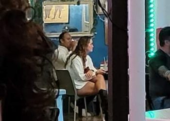 Circulan en redes fotos de diputado federal en un bar de Mérida
