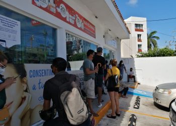 Se desborda la gente por pruebas anticovid en Cancún