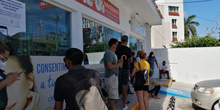 Se desborda la gente por pruebas anticovid en Cancún