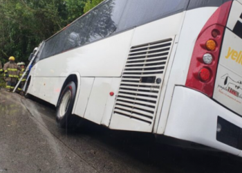 Transporte de personal en Cancún sufre accidente vial