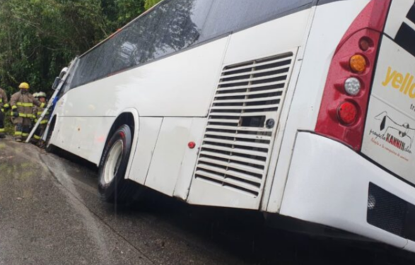 Transporte de personal en Cancún sufre accidente vial