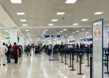 Turistas se quedan varados en Cancún por varios vuelos cancelados