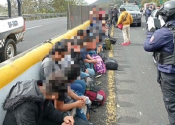 Tráiler con logos de Diconsa y 38 migrantes a bordo se accidenta en Veracruz