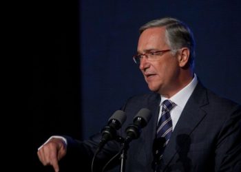 El millonario Ricardo Salinas Pliego levanta la mano para comprar Banamex